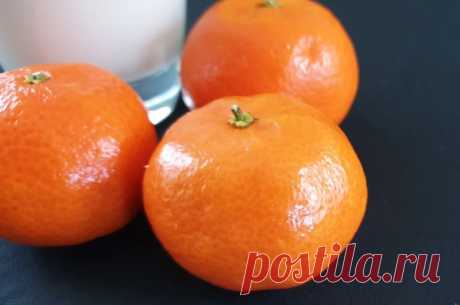 Зачем есть мандарины? Три штуки в день В магазинах и на рынках стало особенно много необычных зеленых мандаринов. Они появились немного раньше привычного сезона. Одни считают, что это недозрелые фрукты, другие — что это такой сорт. На самом деле правы могут быть и те, и другие. Сорт зеленых мандаринов действительно существует — танжерины из Таиланда, уншиу из Абхазии и другие. Даже после созревания они сохраняют зеленую кожуру. Однако иногда производители собирают именно н...