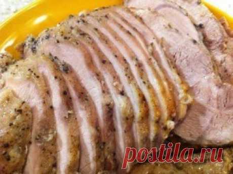 Мясо в пакете "Томленое"

Это мясо очень долго томится при небольшой температуре, пропитываясь ароматами специй и делаясь чрезвычайно мягким.

Мясо получается бесподобное, я такого никогда не пробовала. Оно настолько мягкое, что кажется, что может намазываться, как масло. Можно приготовить большой кусок мяса, часть сразу съесть, а часть заморозить, чтобы потом его понемногу доставать, размораживать и подавать к завтраку.

Готовится это вкусное мясо довольно долго - 4 часа ...