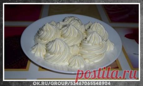 Не упустите идею превосходного блюда!  Потрясающе вкусный рецепт. Универсальный творожно-масляный крем
Готовьте сразу двойную порцию.
ИНГРЕДИЕНТЫ 
творог – 250 гр. 
сливочное масло – 180 гр. 
сахарная пудра – 100 гр. 
ванильный сахар – 5-10 гр.
Творог подойдет любой жирности, я использую 9 %. Главное, чтобы он был не сухой и не кислый. 
 
К творогу добавляем сахарную пудру и ванильный сахар. Измельчаем погружным блендером в однородную массу без комочков. Если нет блендера,...