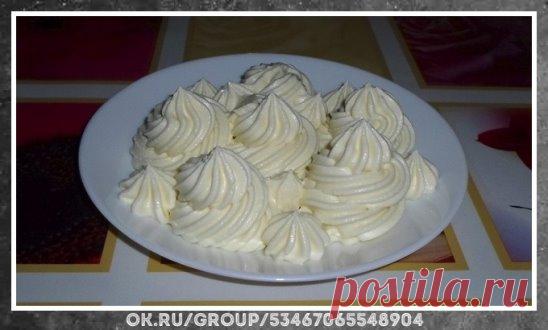 Не упустите идею превосходного блюда!  Потрясающе вкусный рецепт. Универсальный творожно-масляный крем
Готовьте сразу двойную порцию.
ИНГРЕДИЕНТЫ 
творог – 250 гр. 
сливочное масло – 180 гр. 
сахарная пудра – 100 гр. 
ванильный сахар – 5-10 гр.
Творог подойдет любой жирности, я использую 9 %. Главное, чтобы он был не сухой и не кислый. 
 
К творогу добавляем сахарную пудру и ванильный сахар. Измельчаем погружным блендером в однородную массу без комочков. Если нет блендера,...