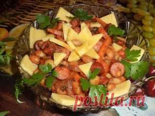 Теплый салат с фасолью и охотничьими колбасками