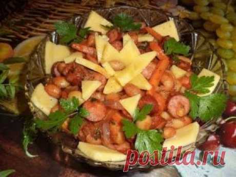 Теплый салат с фасолью и охотничьими колбасками