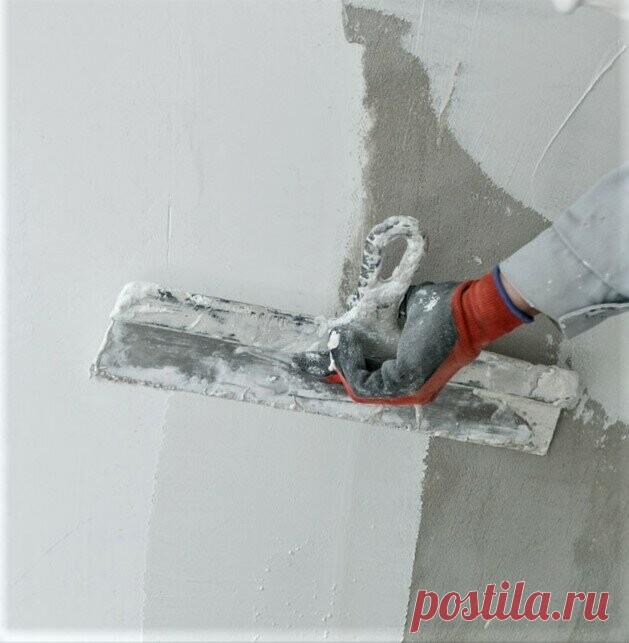 Какую шпаклевку выбрать для идеально ровных стен?

Штукатурка и шпаклевка – два продукта, без которых не обойтись, если вы хотите, чтобы стены в вашем доме были по-настоящему ровными.



В чем разница между шпаклевкой и штукатуркой?

Штукатурка предназначена для выравнивания стен, исправления серьезных дефектов и неровностей. Она состоит из довольно крупных частиц, наносится толстым слоем и формирует грубую шершавую поверхность.

Шпаклевка же наносится поверх штукатурки и ...