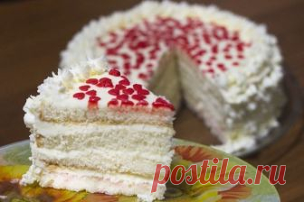 Бисквитный торт с творожным сыром

Ингредиенты:

Мука — 170 г
Яйца — 4 шт.
Сахар —180 г
Ванильный сахар — 5 г
Разрыхлитель — 1 ч. л.
Масло растительное — 3 ст. л.
Сахарная пудра — 130 г
Сыр творожный (сливочный) — 300 г
Масло сливочное — 130 г
Вода (кипяток) —3 ст. л.

Приготовление:

1. Подготовить продукты. Всё (кроме сыра) должно быть комнатной температуры. Количество дано на форму 20 см. 
2. Муку просеять вместе с разрыхлителем. Яйца взбить на большой скорости. Постепе...