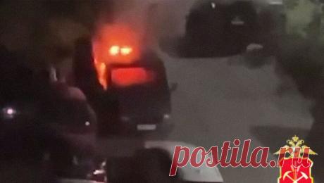 Кузбассовец поджег машину друга, к которому ушла его жена. В Новокузнецке мужчина решил отомстить бывшему другу за то, что тот увел у него супругу, и поджег его автомобиль. Об этом сообщили в пресс-службе полиции Кузбасса. В правоохранительные органы поступило сообщение о горящем &quot;Форд ...