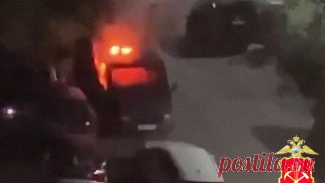 Кузбассовец поджег машину друга, к которому ушла его жена. В Новокузнецке мужчина решил отомстить бывшему другу за то, что тот увел у него супругу, и поджег его автомобиль. Об этом сообщили в пресс-службе полиции Кузбасса. В правоохранительные органы поступило сообщение о горящем "Форд ...