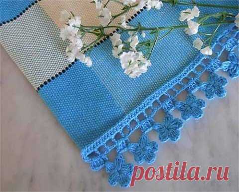 Кайма с цветами: небольшой мастер-класс в картинках. Если фото не достаточно, объясню, как вязать ряд с цветками. 3 в.п. подъема, 3 ССН в первую арку из в.п., 1 ССН в следующую арку. Начинаем вязать цветочек: 3 в.п., 3 незаконченных ССН на одной петле основания, провязать все петли на крючке = 1-й лепесток. 4 в.п., крючок вынуть из вязания, ввести в верхнюю часть связанной группы столбиков справа налево, захватить последнюю петлю цепочки и протащить ее через все петли = колечко. Следующий…