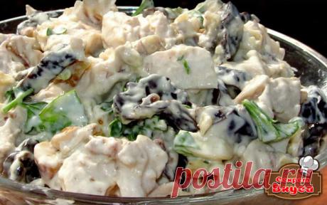 Салат с курицей и черносливом

 Ингредиенты

Отварное филе курицы 200 гр.
Чернослив 70 гр.
Грецкие орехи 40 гр.
Соль
Зелень
Чеснок 1-2 зубчика
Майонез