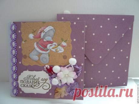Купить Новогодняя открытка в конверте "Новый год подарит сказку" в интернет магазине на Ярмарке Мастеров Купить или заказать Новогодняя открытка в конверте &quot;Новый год подарит сказку&quot; в интернет магазине на Ярмарке Мастеров. С доставкой по России и СНГ. Материалы: скрап бумага, скрап материалы,&hellip;. Размер: Открытка - 13,5 х 13,5 см  Конверт&hellip;