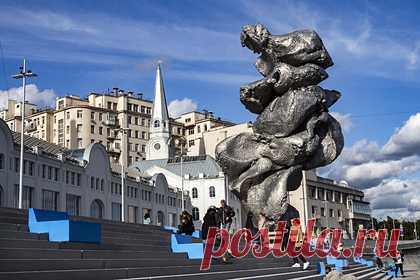 Вызвавшую резонанс скульптуру «Большая глина № 4» оставят в Москве. Вызвавшую резонанс скульптуру Урса Фишера «Большая глина № 4» оставят в Москве. Произведение решили не перевозить из столицы не только из-за проблем с логистикой, но и ради популяризации современного искусства среди широкой аудитории. В «ГЭС-2» отметили, что со временем люди изменили свое отношение к скульптуре.