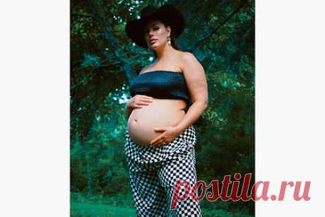 Беременная Эшли Грэм порадовала поклонников новыми фото. Популярная американская плюс-сайз-модель и активистка бодипозитива Эшли Грэм показала округлившийся живот и порадовала поклонников. На размещенных в сети снимках 33-летняя знаменитость снялась на фоне природы. Она была одета в штаны в черно-белую клетку и черный топ-бандо, оголяющий ее живот.