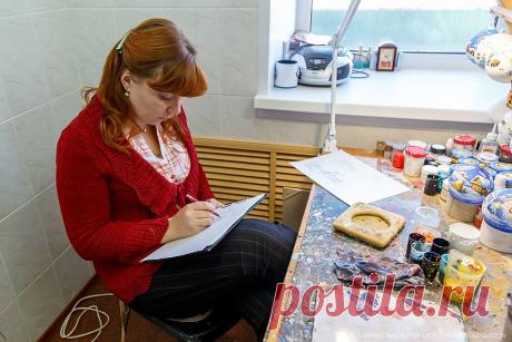 Итак, поднимаемся на второй этаж. Главный художник фабрики разрабатывает эскизы и придумывает сюжеты, которые потом будут наносить на украшения: