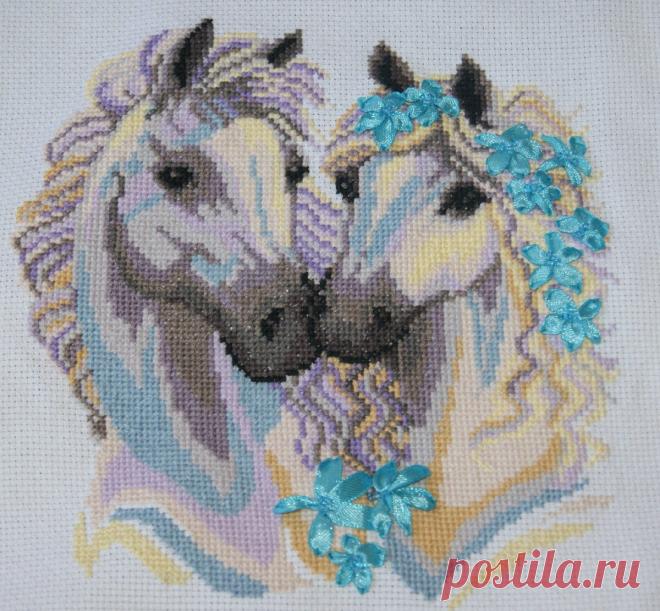 Описываю процесс оформления вышивки атласной лентой и бисером