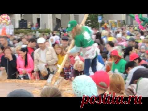 Новости России – Появилось новое видео кормления россиян с лопаты