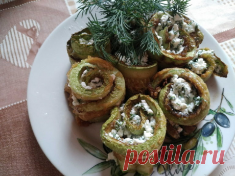 Рулетики из кабачков с творожным сыром. Пошаговый рецепт с фото
Закуска «Рулетики из кабачков с творожным сыром» – это удачное решение для любых приемов пищи. Подойдет как для завтраков, так и в качестве второго блюда на обед.
Можно перекусить кабачками между основными приемами пищи или приготовить как основное блюдо к ужину.

Благодаря разнообразным способам приготовления, блюда из кабачков никогда не смогут надоесть. Легко можно разнообразить рецепт, меняя ингредиенты для начинок.