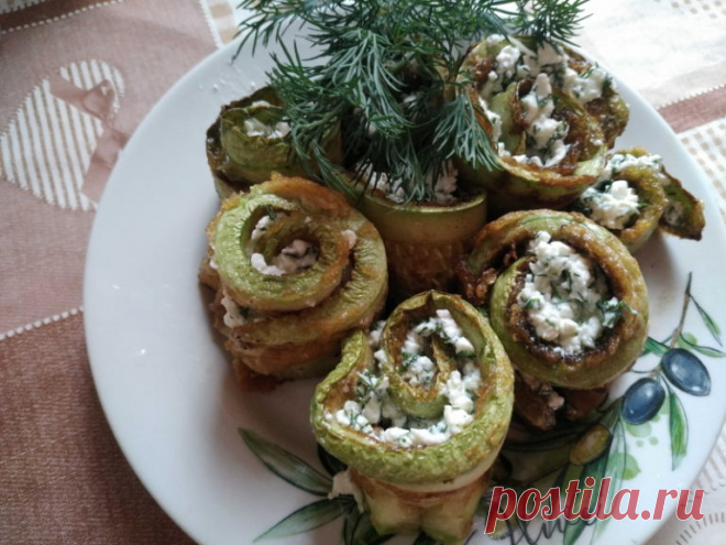 Рулетики из кабачков с творожным сыром. Пошаговый рецепт с фото
Закуска «Рулетики из кабачков с творожным сыром» – это удачное решение для любых приемов пищи. Подойдет как для завтраков, так и в качестве второго блюда на обед.
Можно перекусить кабачками между основными приемами пищи или приготовить как основное блюдо к ужину.

Благодаря разнообразным способам приготовления, блюда из кабачков никогда не смогут надоесть. Легко можно разнообразить рецепт, меняя ингредиенты для начинок.