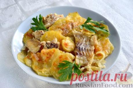 Рецепт: Минтай, запечённый с картофелем и луком, в сливках на RussianFood.com