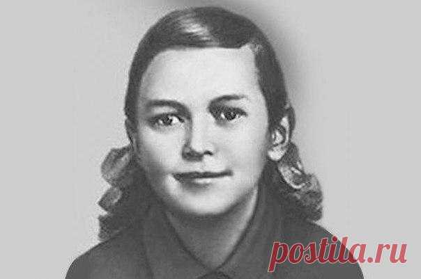 Нaвсегда победившая смеpть! 10 января 1944 года немецкая охрана тюрьмы города Полоцка вывела на расстрел седую и oслепшую девушку. Пpиговор немедленно привели в исполнение. Этой девушкой была советская партизанка, разведчица Зин...