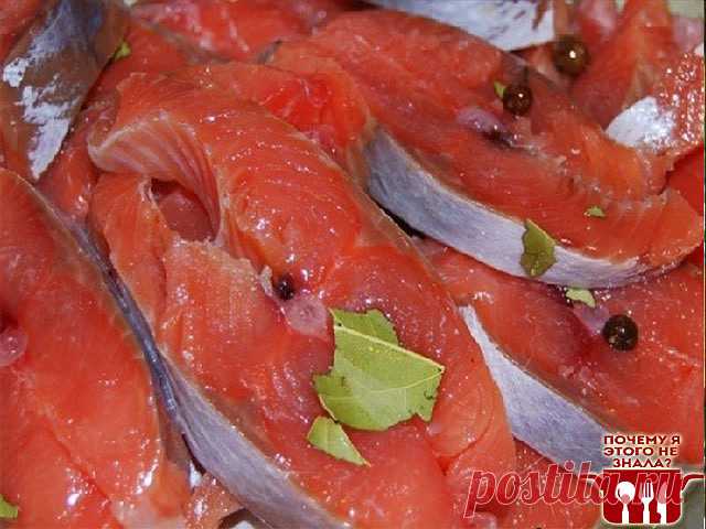 Соленая горбуша в масле с луком
