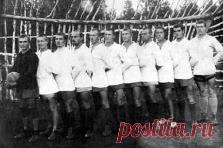 Facebook
«Суть игры состоит в том, что одна партия играющих старается загнать шар — подбрасывая ногами, головой, всем, чем удобно, только не руками — в ворота противной партии. Площадь для игры была покрыта сплошь грязью. Господа спортсмены в белых костюмах бегали по грязи, то и дело шлёпаясь со всего размаха в грязь, и вскоре превратились в трубочистов. Всё время в публике стоял несмолкаемый смех», - так в прессе описывали первый официальный матч в Российский империи. Игра состоялась 24 сентяб