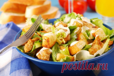 Салат Цезарь с жареной курицей