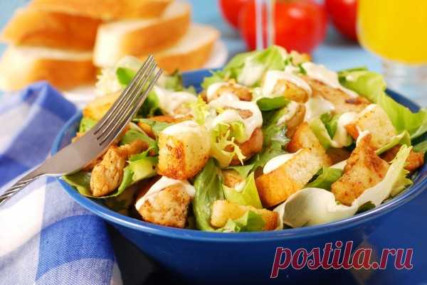 Салат Цезарь с жареной курицей