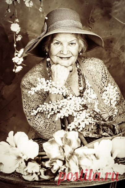 ПИСЬМО 83-ЛЕТНЕЙ ЖЕНЩИНЫ ДЛЯ 60-ЛЕТНЕЙ ПОДРУГИ
Стоит прочесть каждому

«Дорогая Берта! Сегодня мне 83, и я хочу поделиться с тобой одной важной мыслью, которую узнала за жизнь.

Тебе сейчас 60, и я была бы счастлива, если бы кто-то отправил мне такое письмо 23 года назад…

Сейчас я все чаще читаю – и все реже вытираю пыль.

На даче я часами могу сидеть на крыльце и наслаждаться видом – мне теперь плевать, что на грядке сорняки.

Я все еще работаю, но никому не советую трат...