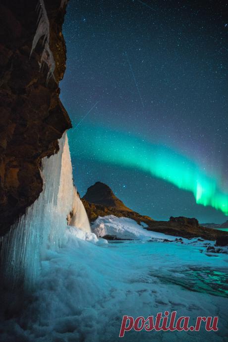 mxtraculous • vurtual: Nighttime at the waterfall (by Simon...