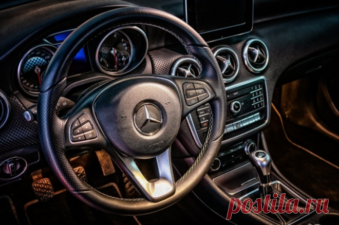 Mercedes-Benz представил купе Mercedes-AMG GT. Машина показалась на выставке на Monterey Car Week-2023.