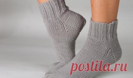 Разнообразные пяточки для вязаных носков Вязание носков – увлекательное, но и непростое занятие, поскольку в данном процессе есть несколько достаточно сложных элементов, которые не всегда удается правильно связать с первого раза.