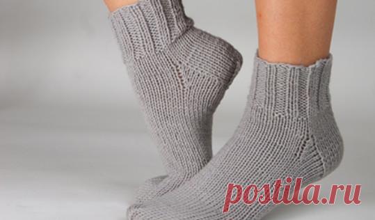 Разнообразные пяточки для вязаных носков Вязание носков – увлекательное, но и непростое занятие, поскольку в данном процессе есть несколько достаточно сложных элементов, которые не всегда удается правильно связать с первого раза.