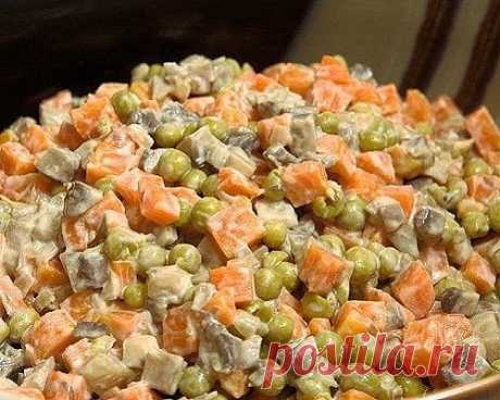 Салат с грибами и морковью удивительно вкусный и питательный, как в теплом виде, так и охлажденный. Этот салат можно подавать как основное блюдо, также и хорош он как гарнир к мясу, птице или рыбе. Салат с грибами и морковью рецепт 
Состав: 

1 средняя луковица 
5-6 шт. моркови (среднего размера) 
7-8 шампиньонов 
1 банка горошка 
2-3 ложки сметаны 
1 столовая ложка оливкового или подсолнечного масла 
Соль по вкусу 
Приготовление: 

Подготовить ингредиенты: морковь отварит...