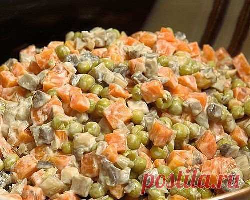 Салат с грибами и морковью удивительно вкусный и питательный, как в теплом виде, так и охлажденный. Этот салат можно подавать как основное блюдо, также и хорош он как гарнир к мясу, птице или рыбе. Салат с грибами и морковью рецепт 
Состав: 

1 средняя луковица 
5-6 шт. моркови (среднего размера) 
7-8 шампиньонов 
1 банка горошка 
2-3 ложки сметаны 
1 столовая ложка оливкового или подсолнечного масла 
Соль по вкусу 
Приготовление: 

Подготовить ингредиенты: морковь отварит...