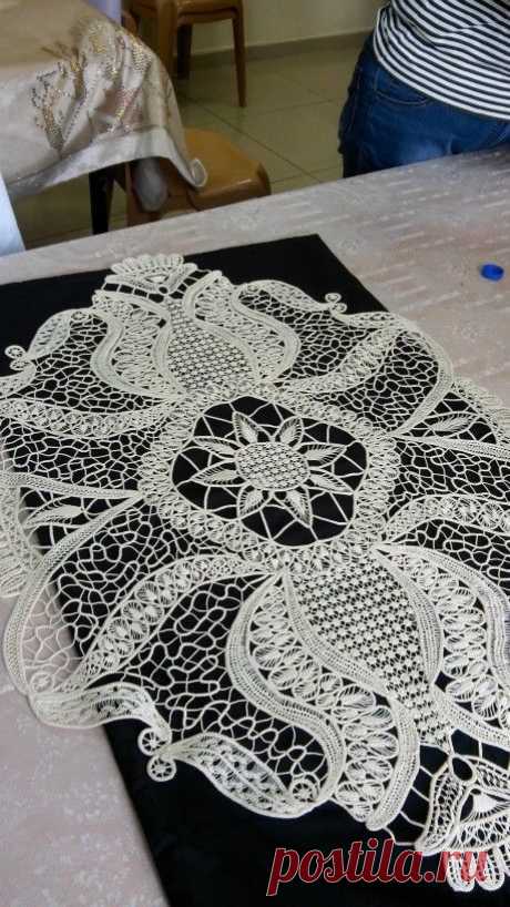 Handicrafts with lacing,pune dore me gajtan,pune dore me grep,crochet,hand crochet,modele per tavolina,centro,centro me gajtan,