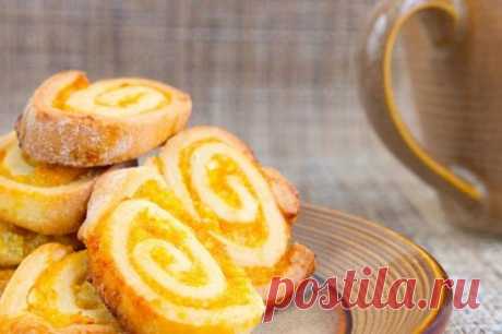 Апельсиновое печенье 
Сегодня печем вкусное, полезное, ароматное печенье. В его состав входит апельсин, причем весь – с мякотью, соком и цедрой. Это дает потрясающий аромат!
Рецепт простой! Не доставляет хлопот с ингредиентами – они найдутся в любом доме.
Ингредиенты:
Для теста:
Мука — 400-450 г
Яйцо — 2 шт.
Масло сливочное или маргарин — 40-50 г
Сметана — 50 г
Сахар — 80-100 г
Сода — 1 щепотка
Соль — по вкусу
Для начинки:
Большой апельсин — 1 шт.
Сахар — 150-160 г
Крахмал — 1 ст. л.
Пригот