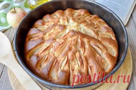 Яблочный пирог из детства

Ингредиенты:

Кефир — 1 стак.
Сахар — 1 стак.
Мука — 2 стак.
Яйцо — 2 шт.
Масло рафинированное — 50 мл
Сода — 1 ч. л. (без горки или 1 ч. л. разрыхлителя с горкой)
Яблоки — 2–3 шт. 

Приготовление:

1. Приготовьте продукты для пирога. Вымойте яйца, просейте муку. Соду 
можно заменить на разрыхлитель. Если кефир натуральный (самоквас), то гасить соду не нужно. Если магазинный, то он недостаточно кислый, лучше погасить уксусом.

2. Соедините яйца с...