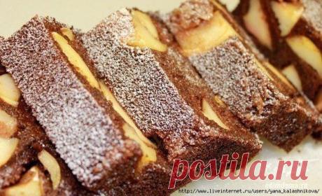 "Шоколадный манник с карамельными яблоками"
Ингредиенты:
- 3 яблока
- 50 г сливочного масла
- 1\4 стакана сахара ( для карамелизации)
- 200 г манки
- 150 г сахара
- 2 яйца
- 250 г кефира 1% жирности (но можно любой)
- 1 ч.л. соды
-20 г какао