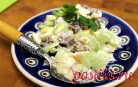 Салат из сельдерея с яблоком и орехами