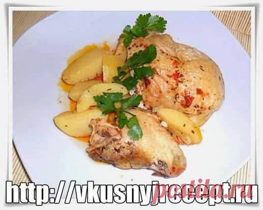 Цыпленок в белом вине. Это вкуснейшее куриное мясо очень легко приготовить:  сложите в форму для выпекания все ингредиенты, а дальше – готовит ваша духовка. Простой рецепт здесь: