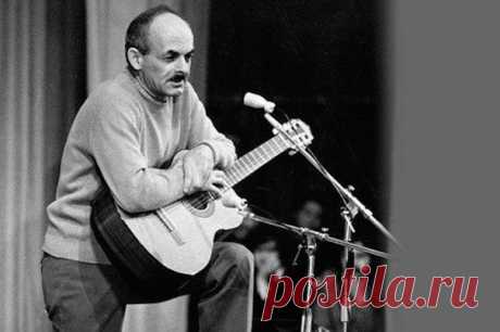 Булат Окуджава

Осудите сначала себя самого,
Научитесь искусству такому,
А уж после судите врага своего
И соседа по шару земному.

Научитесь сначала себе самому
Не прощать ни единой промашки,
А уж после кричите врагу своему,
Что он враг и грехи его тяжки.

Не в другом, а в себе побеждайте врага,
А когда преуспеете в этом,
Не придется уж больше валять дурака -
Вот и станете вы человеком.