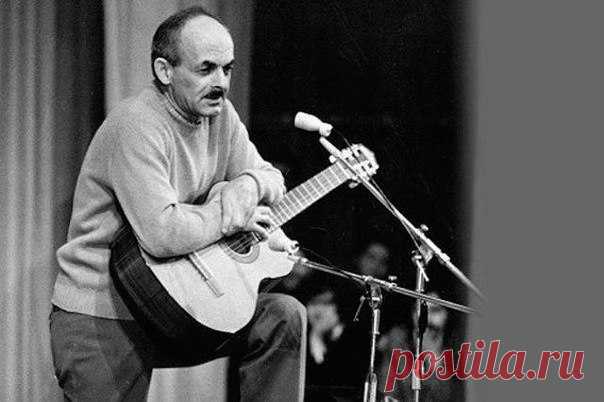 Булат Окуджава

Осудите сначала себя самого,
Научитесь искусству такому,
А уж после судите врага своего
И соседа по шару земному.

Научитесь сначала себе самому
Не прощать ни единой промашки,
А уж после кричите врагу своему,
Что он враг и грехи его тяжки.

Не в другом, а в себе побеждайте врага,
А когда преуспеете в этом,
Не придется уж больше валять дурака -
Вот и станете вы человеком.
