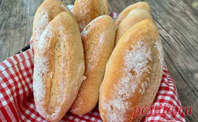 Пышный хлеб на чашке воды: пористый внутри и с хрустящей корочкой