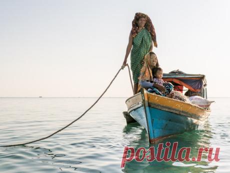 Живописные портреты исчезающих морских цыган Морские цыгане — это морские племена, которые до сих пор живут в традиционном стиле, но исчезают и собираются быть проглочены нашим современным миром. Фотограф Марк Лен сегда был очарован этими людьми, и решил задокументировать их прежде, чем они ушли.
