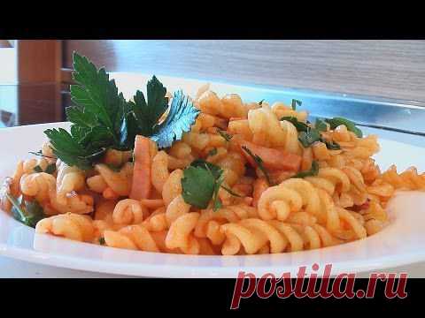 Макароны в томате с грибами и ветчиной