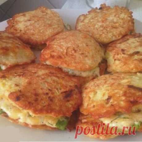Чуть язык не проглотила от таких вкусных кабачочков! Самый любимый вариант ужина на лето!
Ингредиенты:
1 средний кабачок
1 яйцо
50 гр. натертого сыра
зубок чеснока
1 ст.л. муки
соль, перец
Приготовление:
Кабачок очистить от кожицы и натереть на крупной терке, вбить яйцо, хорошо перемешать.
Добавить к кабачку натертый сыр и измельченный зубчик чеснока, посолить и поперчить по вкусу, всыпать муку, перемешать.
Жарить оладьи на оливковом масле до румяной корочки.
Очень вкусно куш