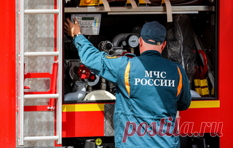 На Смоленской площади загорелся ретроавтомобиль. Возгорание возникло в моторном отсеке Mercury Grand Marquis