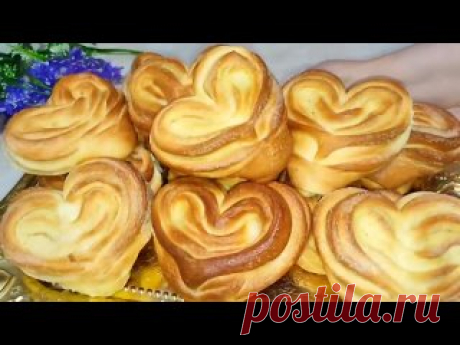 Вот так готовятся наивкуснейшие Плюшки . Тесто воздушное как пух Берём: Теп. молоко 500 мл. Сахар 100 гр. Соль 1 ч.л. Яйца 3 шт. Сливочное масло 100 гр. Ванильный сахар 8 гр. Дрожжи 7 гр. Мука 900-950 гр. Сахар Растительного масла