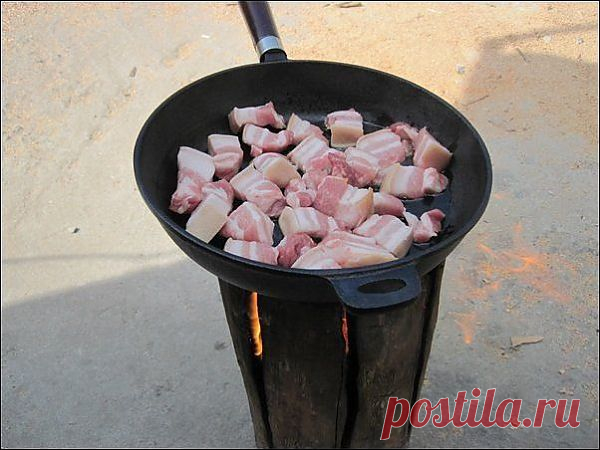 Поджарим бекон, добавим потом лук.