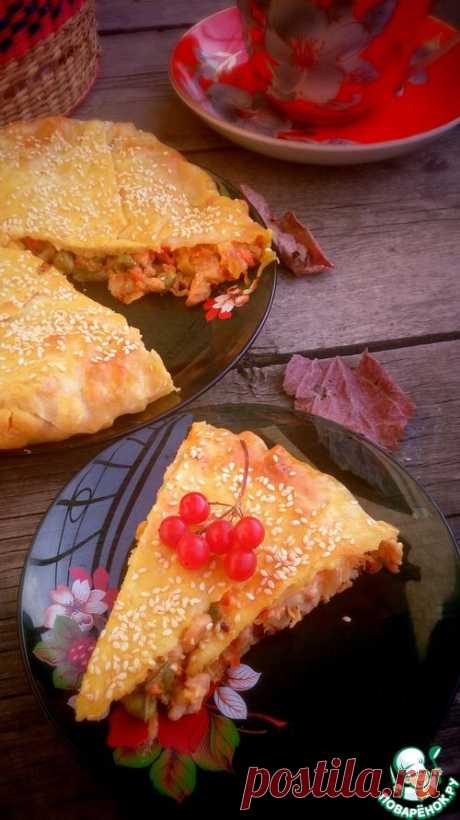 Курица с овощами в тесте - кулинарный рецепт
Начинка
Курица	(или окорочка. ) — 400-500 г
Морковь	— 1 шт
Лук 	— 1 шт
Перец болг.	— 1 шт
Горошек зеленый	— 3-4 ст. л.
Соевый соус	— 2 ст. л.
Зелень
Масло раст.
Соус
Молоко	— 150 мл
Мука	— 1 ст. л.
Чеснок	— 1 зуб.
Сливки	— 3 ст. л.
Соль
Тесто
Мука	(+/-) — 180 г
Яйцо	— 1 шт
Сметана	— 2 ст. л.
Соль