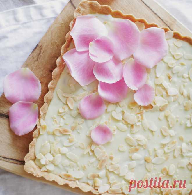 Apple Pie: Мазурек малина-роза с бял шоколад и бадеми